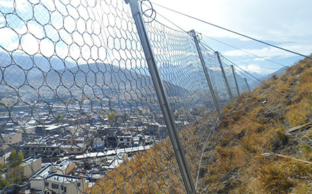 被動(dòng)環(huán)形防護(hù)網(wǎng)與傳統(tǒng)攔擋結(jié)構(gòu)的主要差別 被動(dòng)環(huán)形防護(hù)網(wǎng)與傳統(tǒng)攔擋結(jié)構(gòu)的主要差別